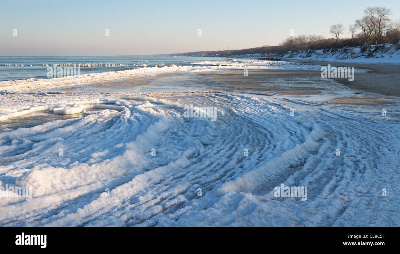 Rive glacée de la mer Baltique en Zelenogradsk(Kranz). La Russie Banque D'Images