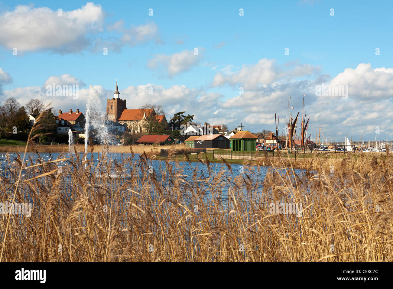 Grande-bretagne Angleterre Essex Maldon Parc Promenade Lac ornemental avec des fontaines de roselières Hiver 2012 Banque D'Images