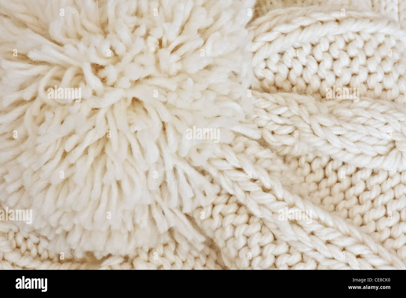 D'hiver en laine beige chapeau avec pompon closeup Banque D'Images