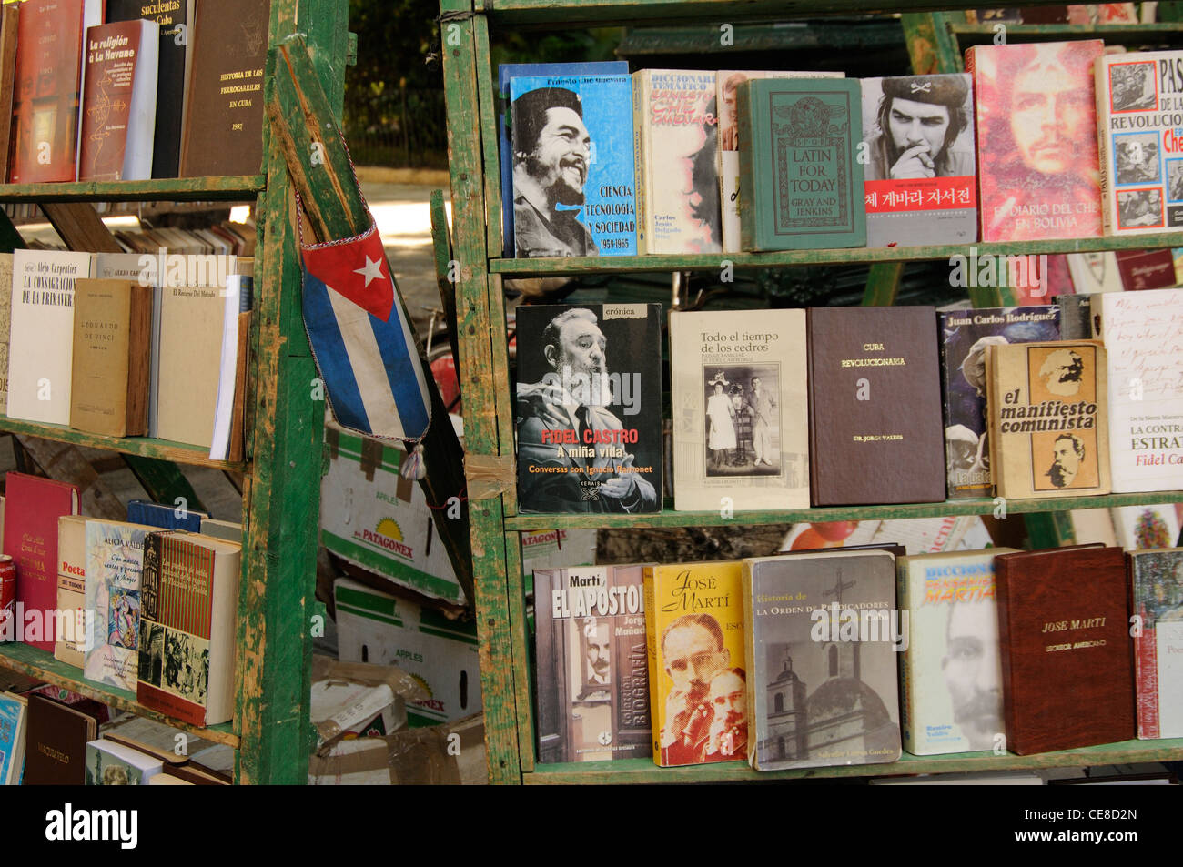 Livres sur la révolution cubaine et des thèmes connexes dans une librairie dans la ville de La Havane, Cuba Banque D'Images