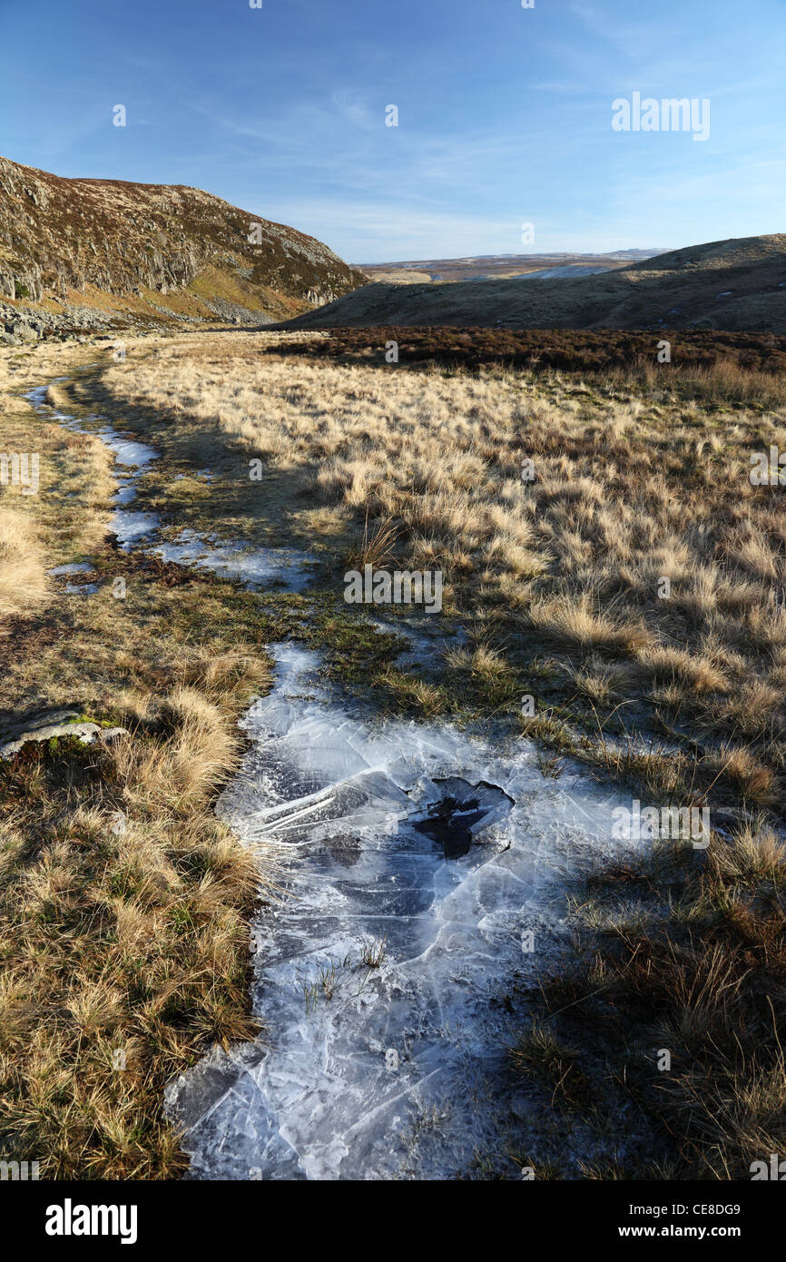 Le sentier Pennine Way ci-dessous Falcon Clints en aval du museau chaudron en hiver la région de Teesdale County Durham UK Banque D'Images