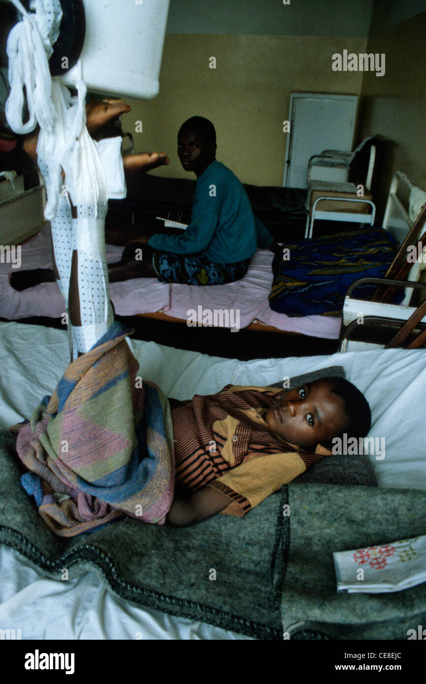 Les mines de l'enfant victime, l'hôpital de Kigali, Rwanda, Afrique du Sud Banque D'Images