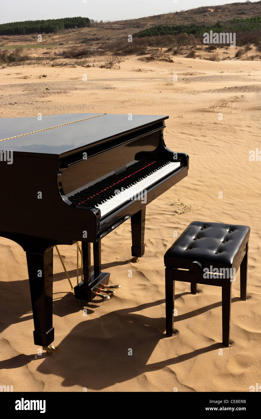 Piano sur le désert Photo Stock - Alamy
