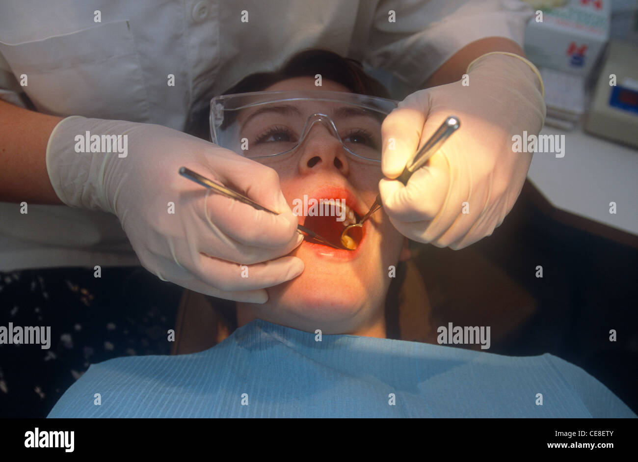 Femme dentiste au travail sur patiente, Hounslow, Middlesex, Royaume-Uni. Banque D'Images
