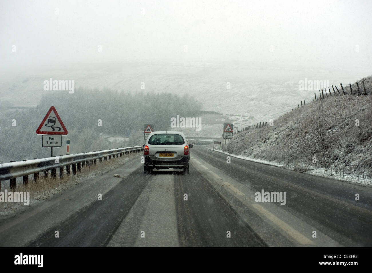 Mauvaises conditions de conduite sur la Woodhead Pass, Pennines, UK. Jan 2012 Banque D'Images