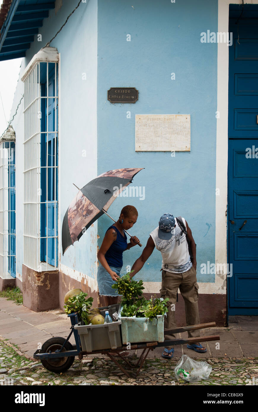 Les personnes à la recherche d'acheter des fruits à un vendeur de rue dans la région de Plaza Mayor, Trinidad, Cuba Banque D'Images