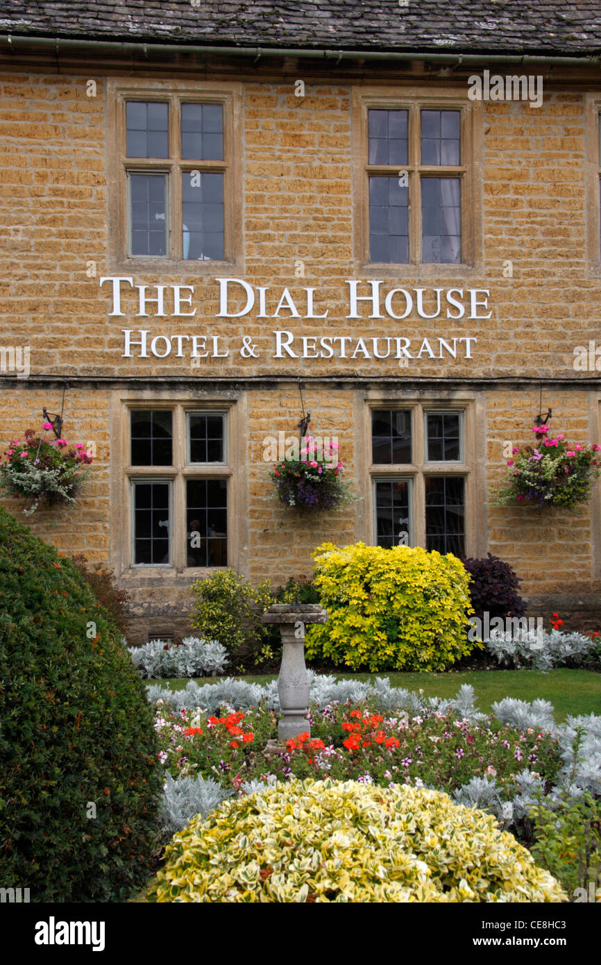 Le Dial House Hotel and Restaurant, High Street, Bourton On The Water, dans la région des Cotswolds. Banque D'Images