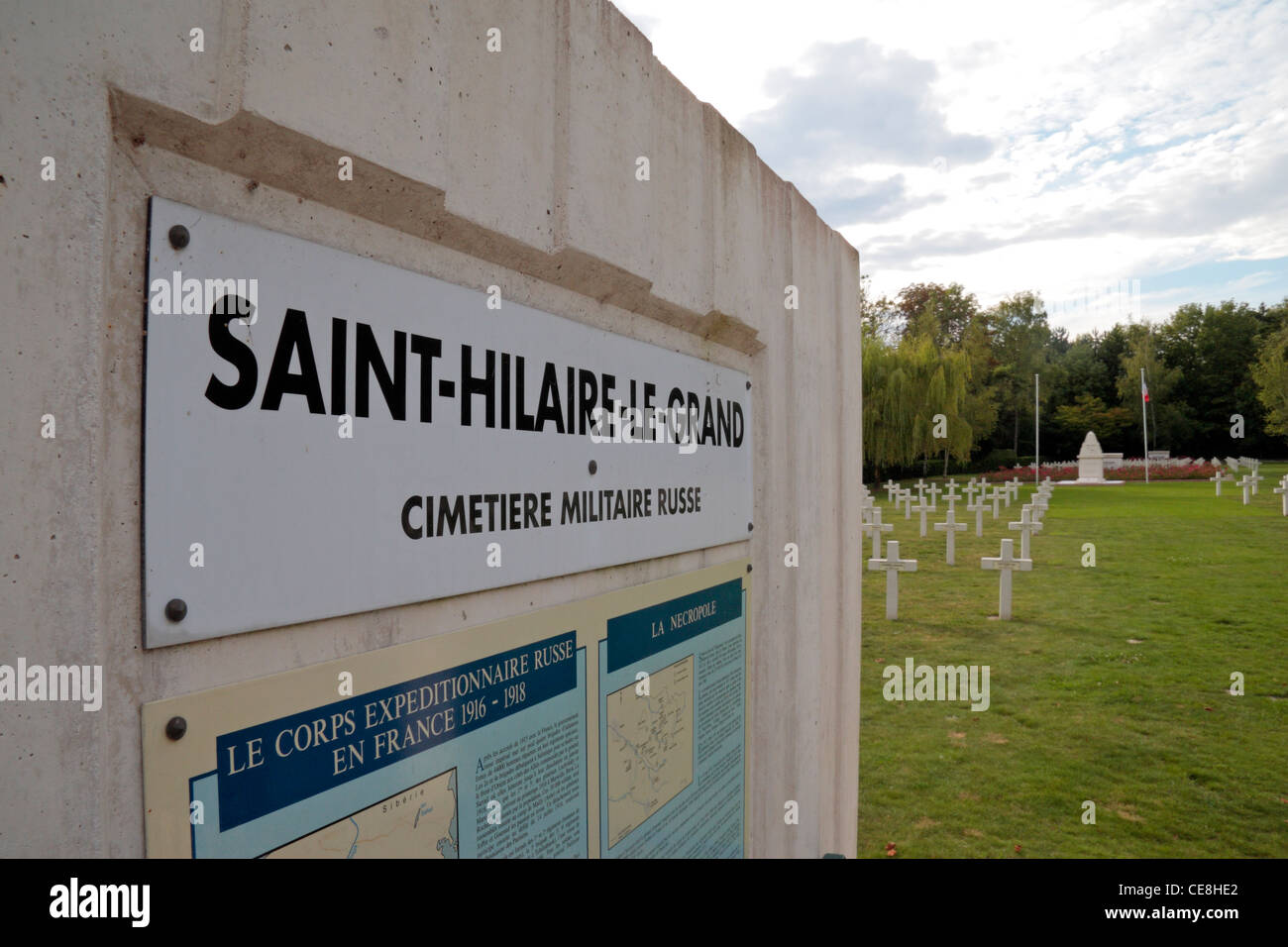 Panneau d'entrée à la Saint-Hilaire Le grand cimetière militaire russe, près de Reims, Marne, France. Banque D'Images