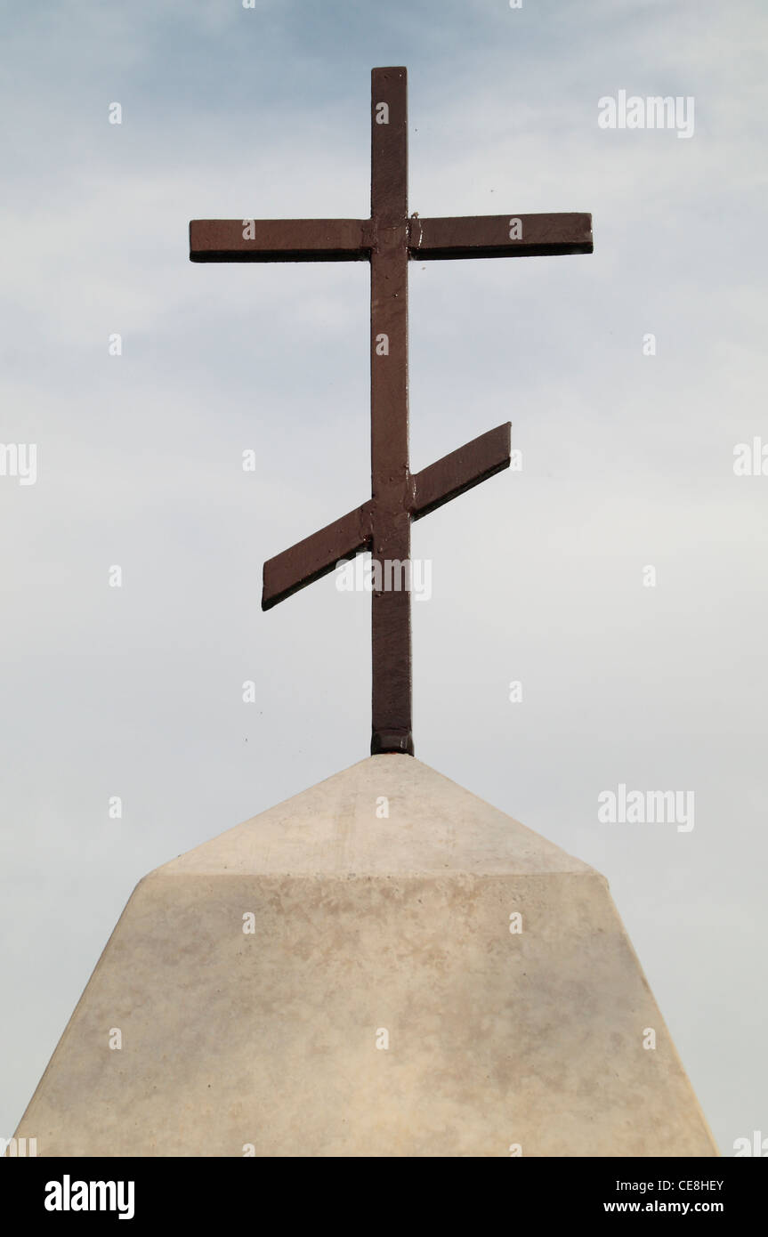 Croix Orthodoxe russe(*) sur un monument de la Saint-Hilaire Le grand cimetière militaire russe, près de Reims, Marne, France. Banque D'Images