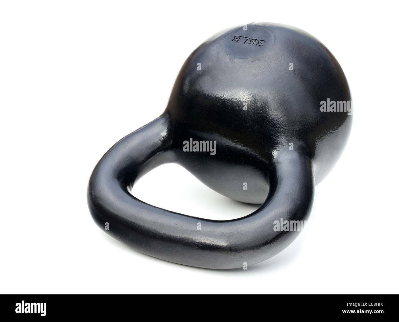 35 lb noir kettlebell fer pour la formation de poids isolated on white Banque D'Images