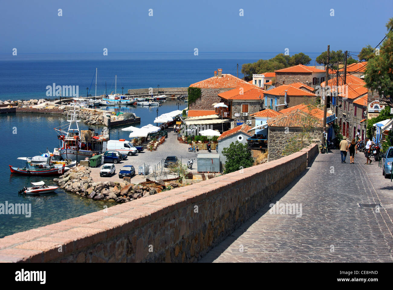 La route qui mène jusqu'à la pittoresque petit port de la ville de Molyvos, l'île de Lesbos, Nord de l'Egée, la Grèce. Banque D'Images