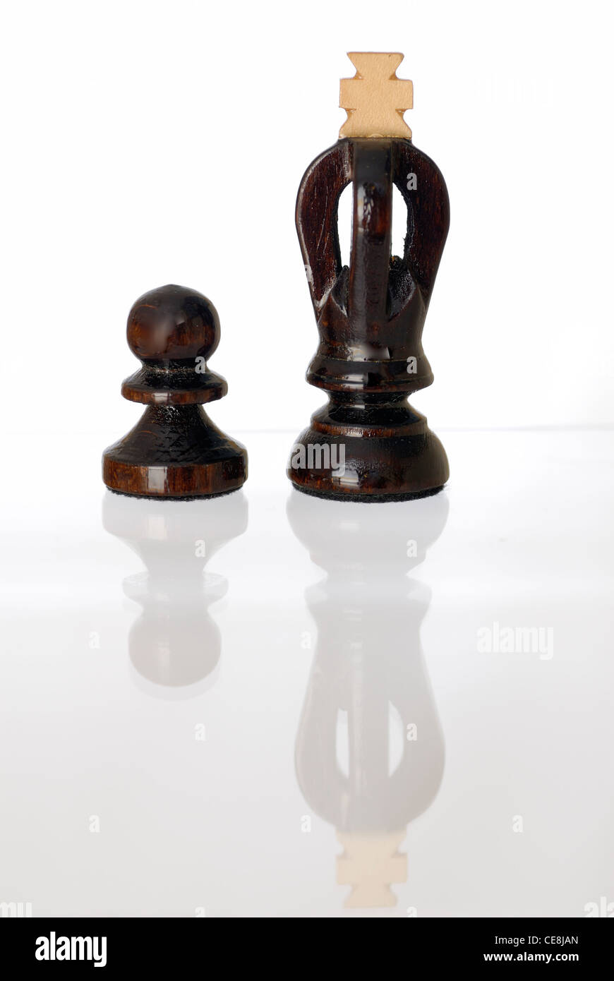 Roi et pion pièces des échecs côte à côte. Banque D'Images