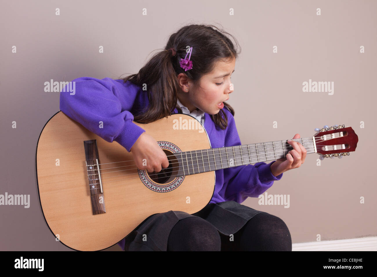 Girl practicing guitar-leçon de musique Banque D'Images