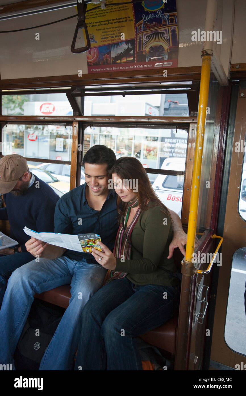 Jeune couple sur le tramway de la ville à la recherche de carte touristique. Melbourne, Victoria, Australie Banque D'Images