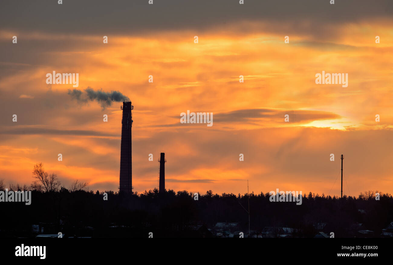 Pipe contre un ciel de coucher du soleil. Banque D'Images