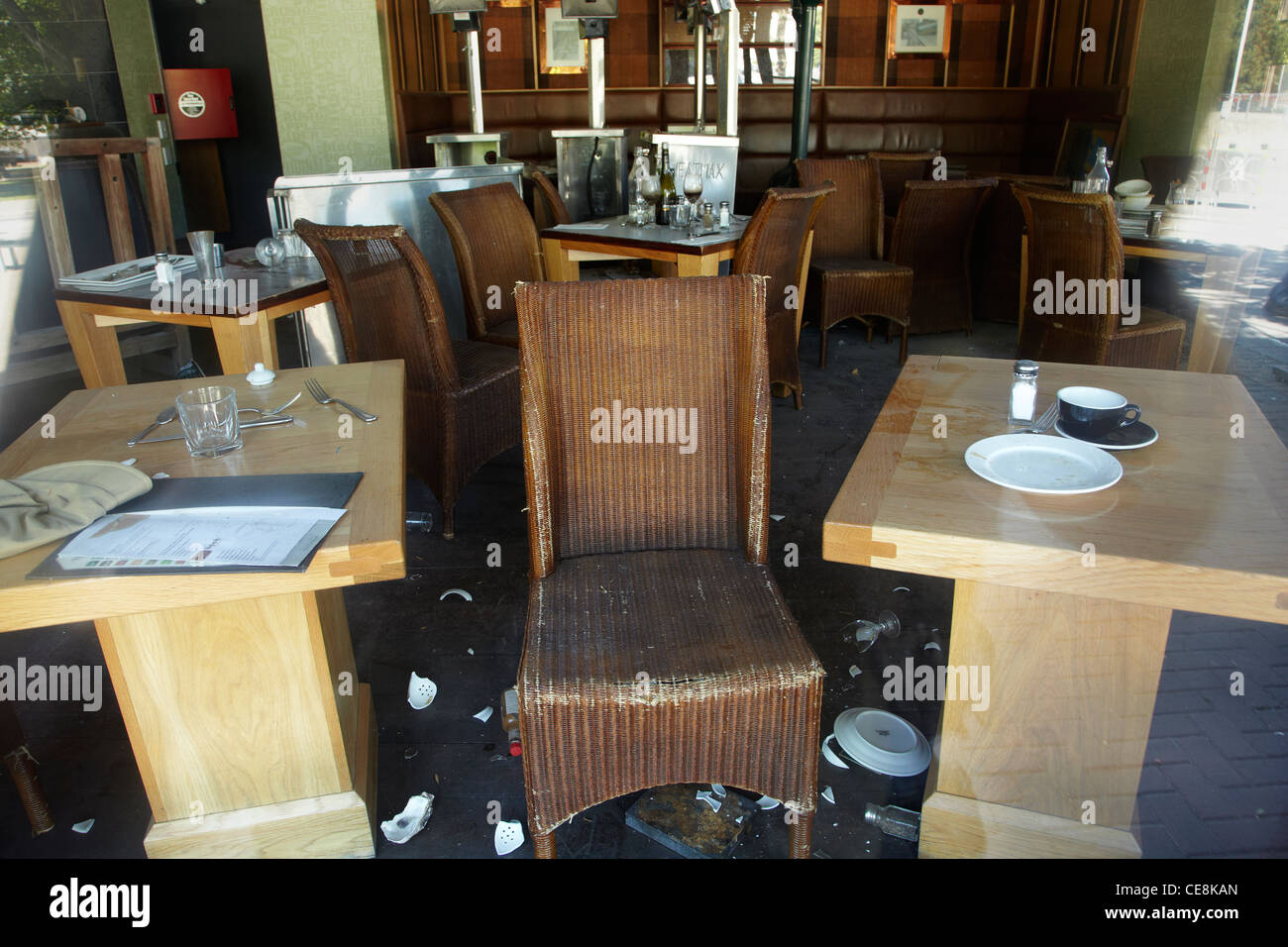 Assiettes cassées au café, figé dans le temps après le séisme un an plus tôt, Christchurch, Canterbury, île du Sud, Nouvelle-Zélande Banque D'Images