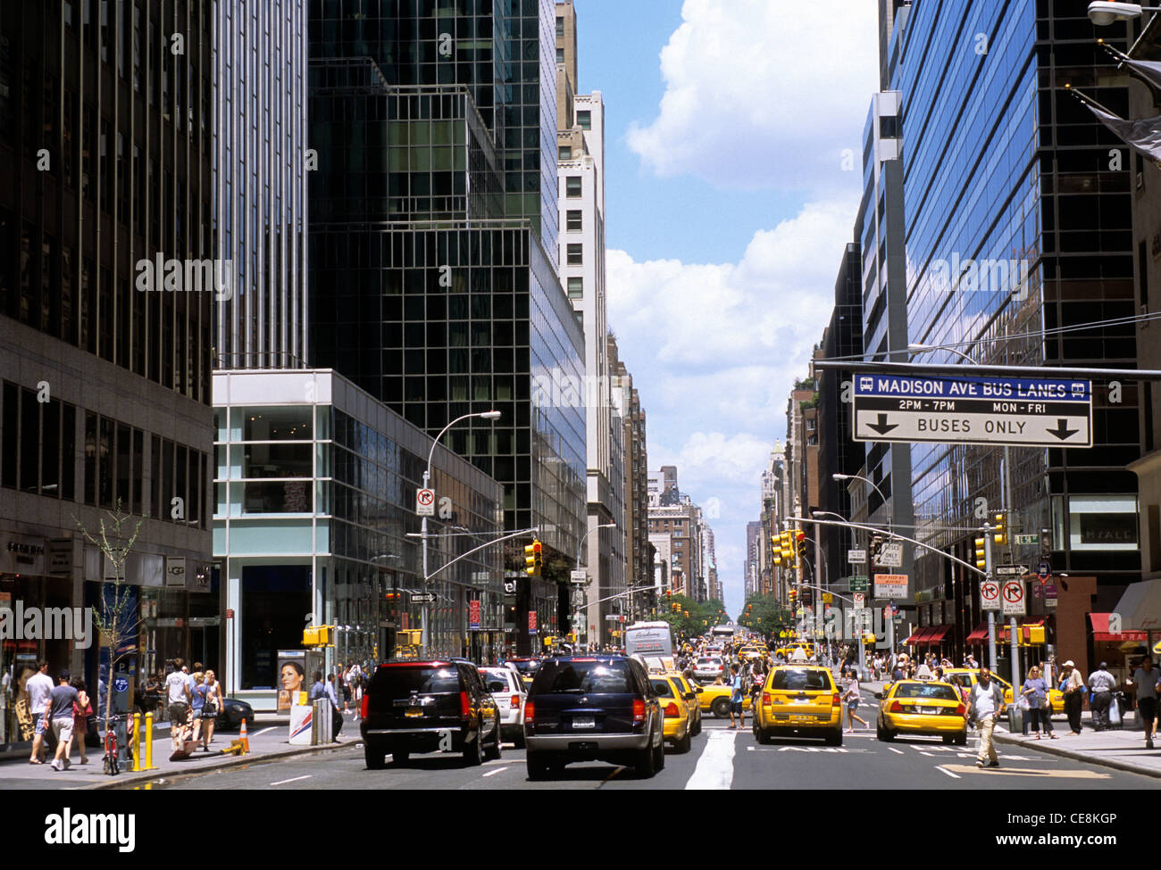 Embouteillages Midtown Manhattan. Conduite dans la ville de New York Madison Avenue circulation urbaine et shopping. ÉTATS-UNIS Banque D'Images