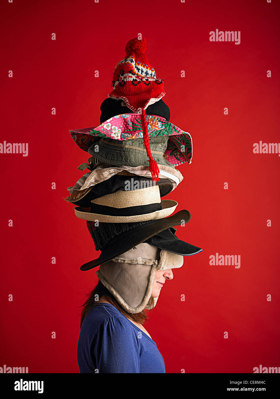 Femme portant plusieurs chapeaux Banque D'Images