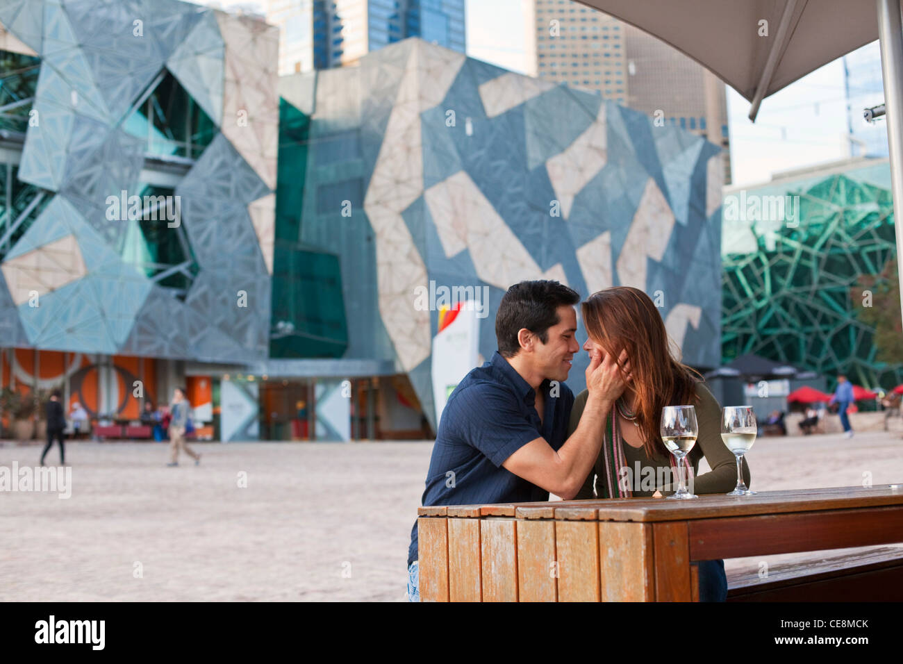 Jeune couple appréciant un verre dans un bar en plein air. Federation Square, Melbourne, Victoria, Australie Banque D'Images