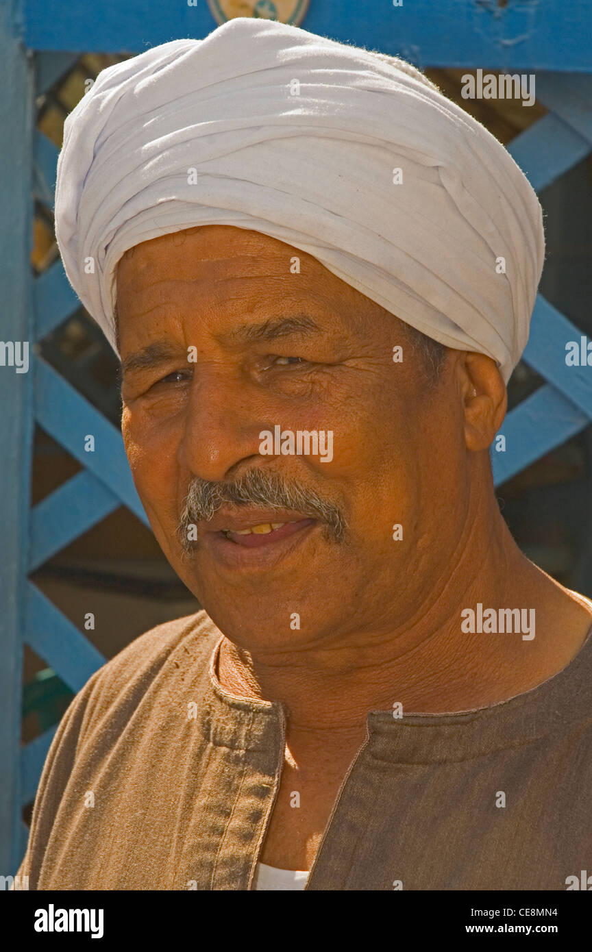 L'AFRIQUE DU NORD, l'ÉGYPTE, Bahariya Oasis, Qasr Selim, l'homme à la coiffure locale Banque D'Images