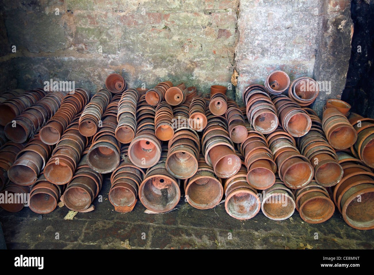 Pile de pots en argile terre cuite rouge en shed, Derbyshire, Angleterre, RU Banque D'Images