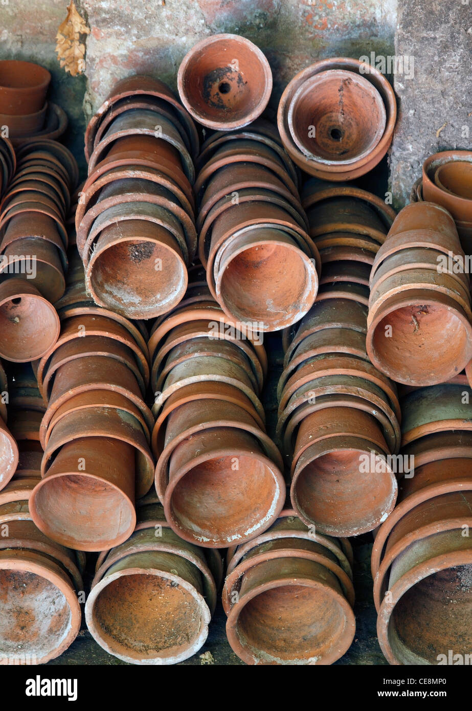 Pile de pots en argile terre cuite rouge en shed, Derbyshire, Angleterre, RU Banque D'Images
