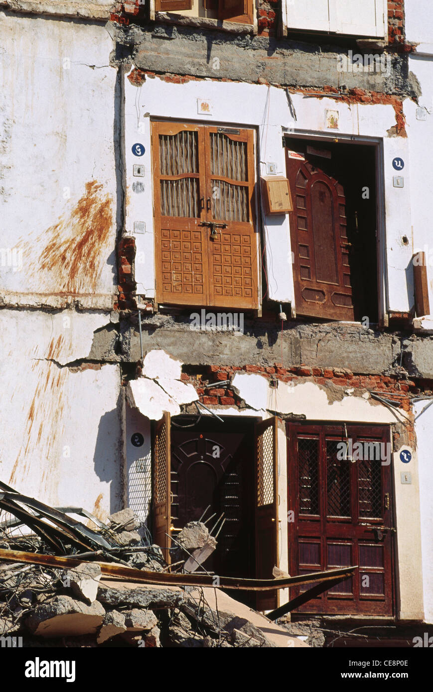 Tremblement de terre ; effondrement de bâtiments ; Akshardeep Apartment ; ahmedabad ; gujarat ; inde ; asie Banque D'Images