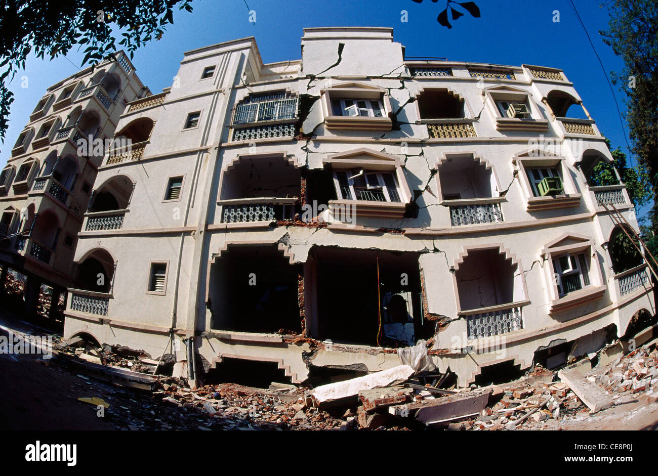Tremblement de terre ; effondrement de bâtiments ; Akshardeep Apartment ; ahmedabad ; gujarat ; inde ; asie Banque D'Images
