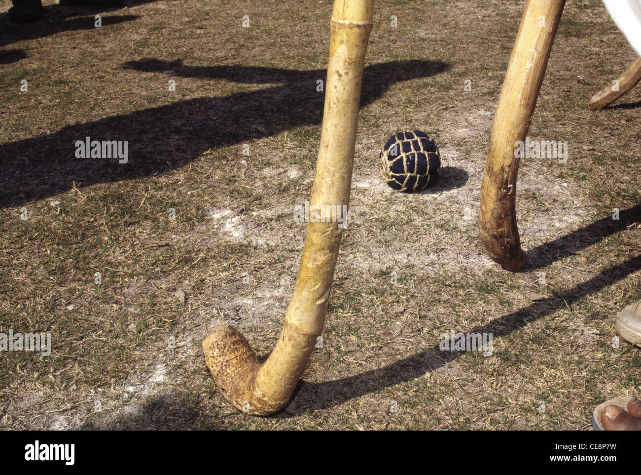 81120 AAD : rural indien bâtons de hockey et de balle au festival vagad près de dungarpur le Rajasthan en Inde Banque D'Images