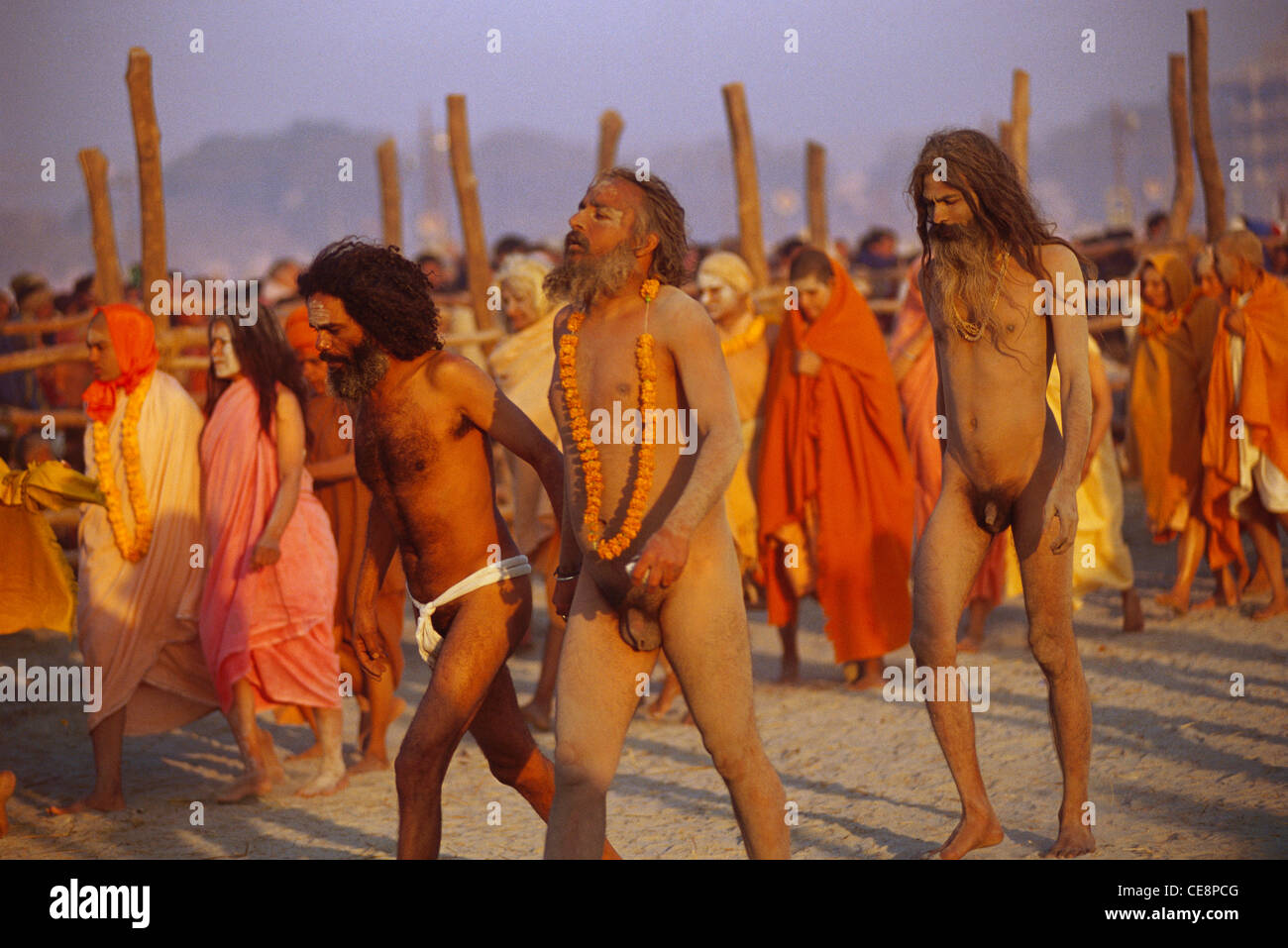 Nu indien juste Kumbh prêtres allahabad Uttar Pradesh inde Photo Stock -  Alamy