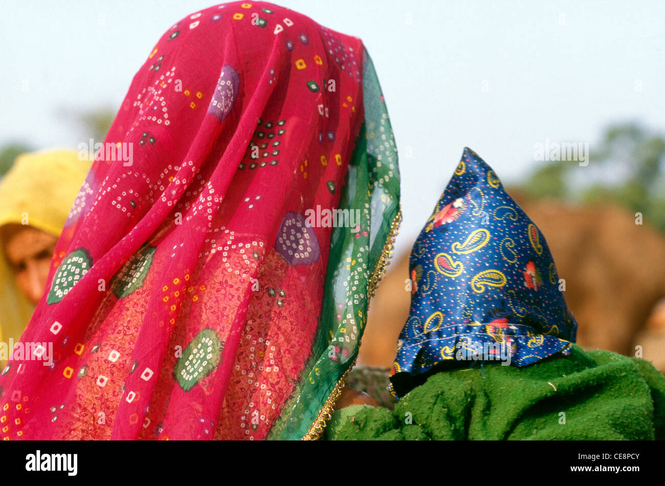La mère et l'enfant indien sari et coiffures topi dans le Rajasthan en Inde Pushkar foire Banque D'Images