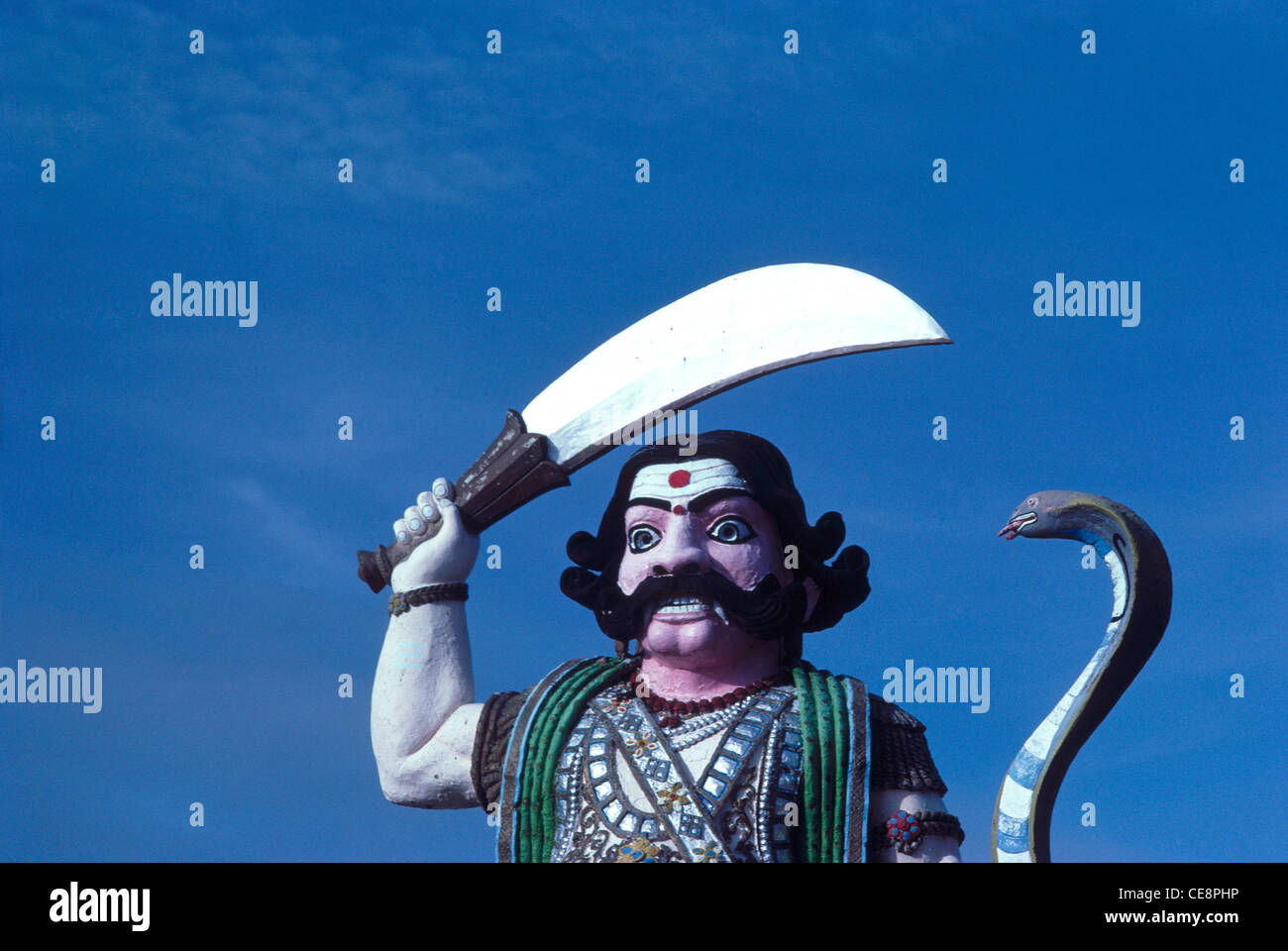 Statue Mahishasura avec épée et serpent dans chamundi hill Mysore, Karnataka, Inde Banque D'Images