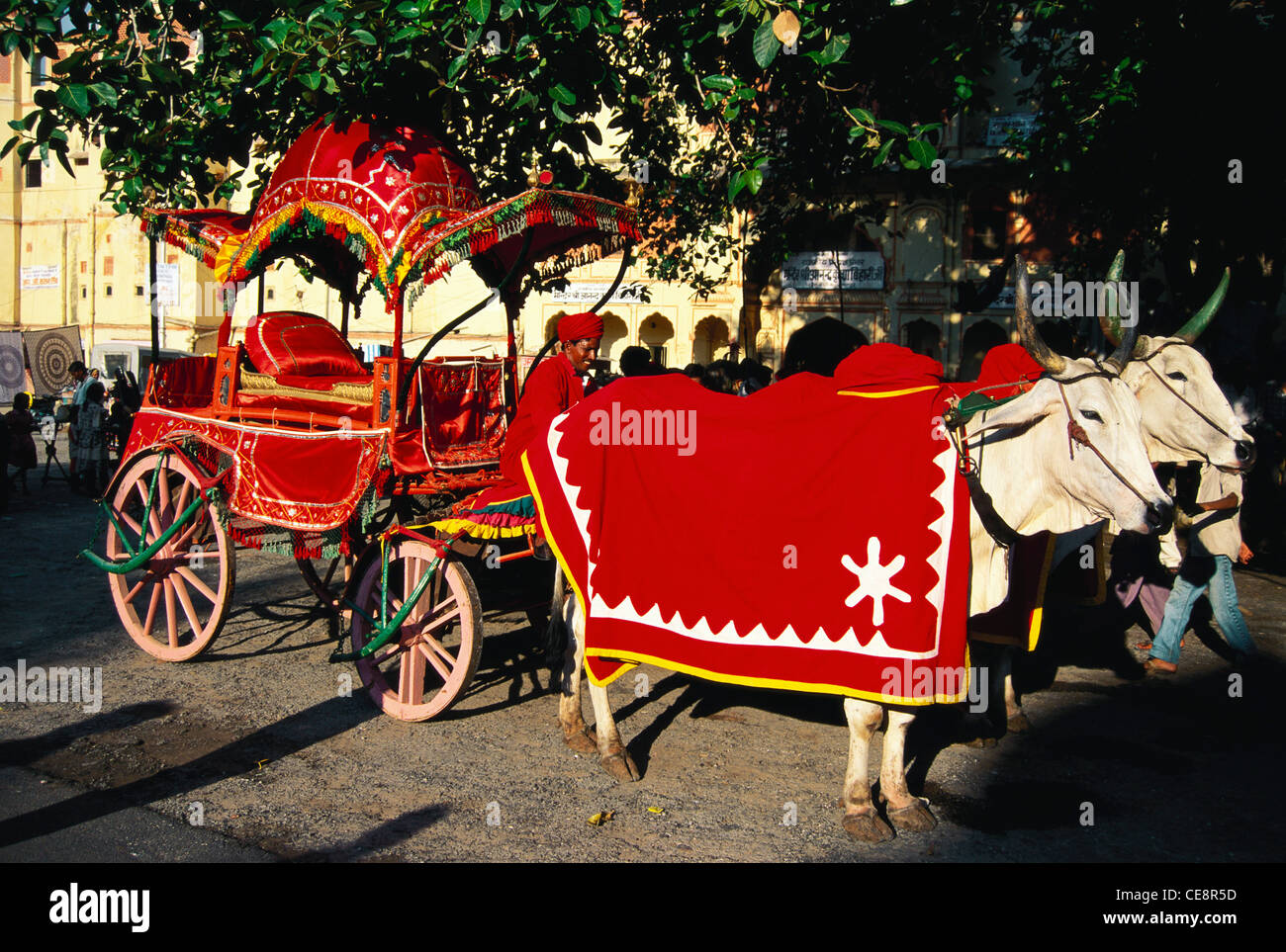 Charrette décorée de teej ; procession jaipur rajasthan ; Inde ; Banque D'Images
