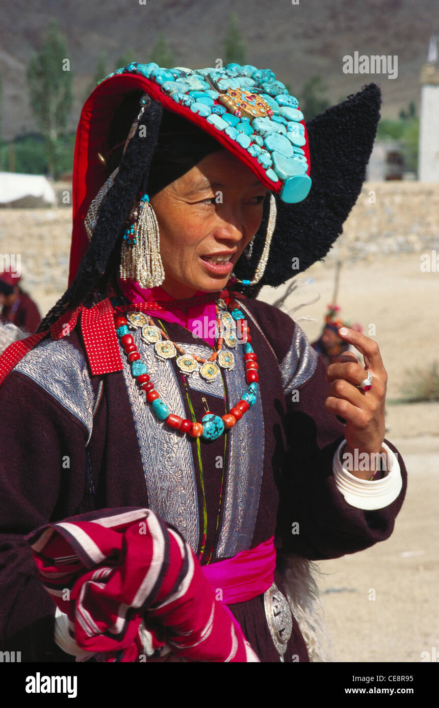 ladakhi femme habillée traditionnellement ; festival du ladakh ; leh ; ladakh ; jammu-et-cachemire ; inde ; asie Banque D'Images
