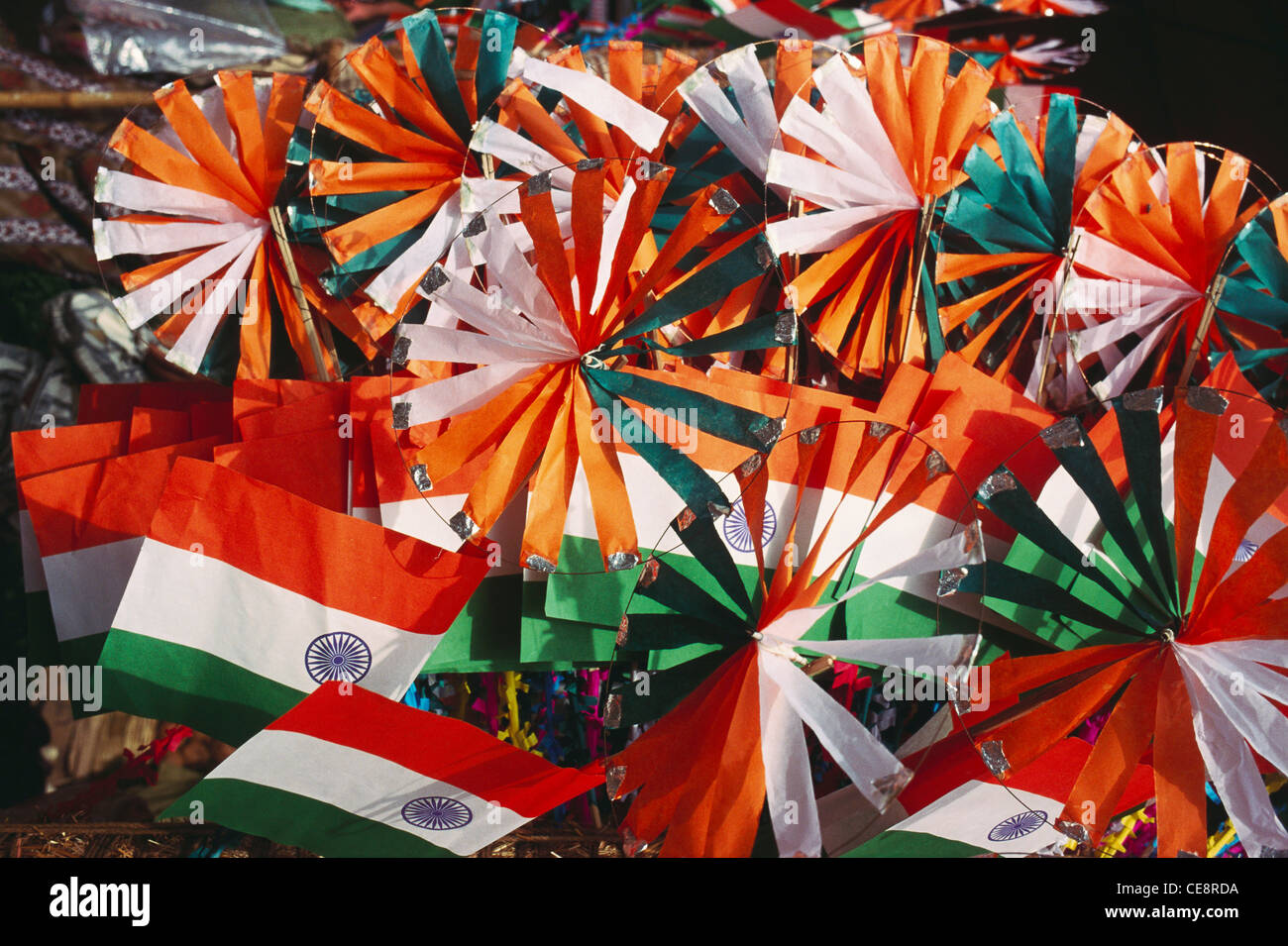 Drapeau indien couleurs jouet à vendre à la roue à pinwheel le jour de l'indépendance ; inde ; asie Banque D'Images