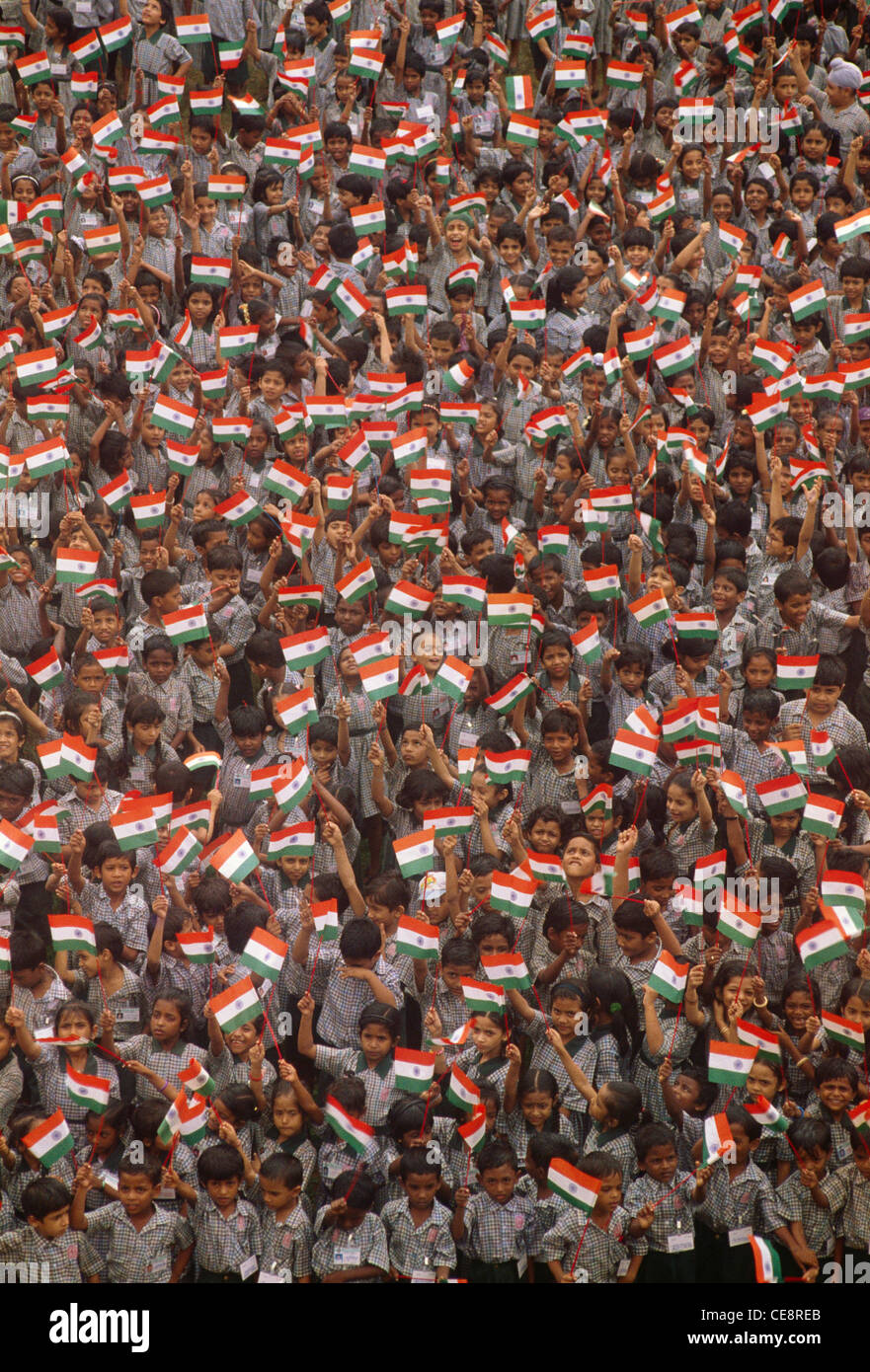 Des enfants brandisent des drapeaux indiens célébrant le jour de l'indépendance ; bombay ; mumbai ; maharashtra ; inde ; asie Banque D'Images
