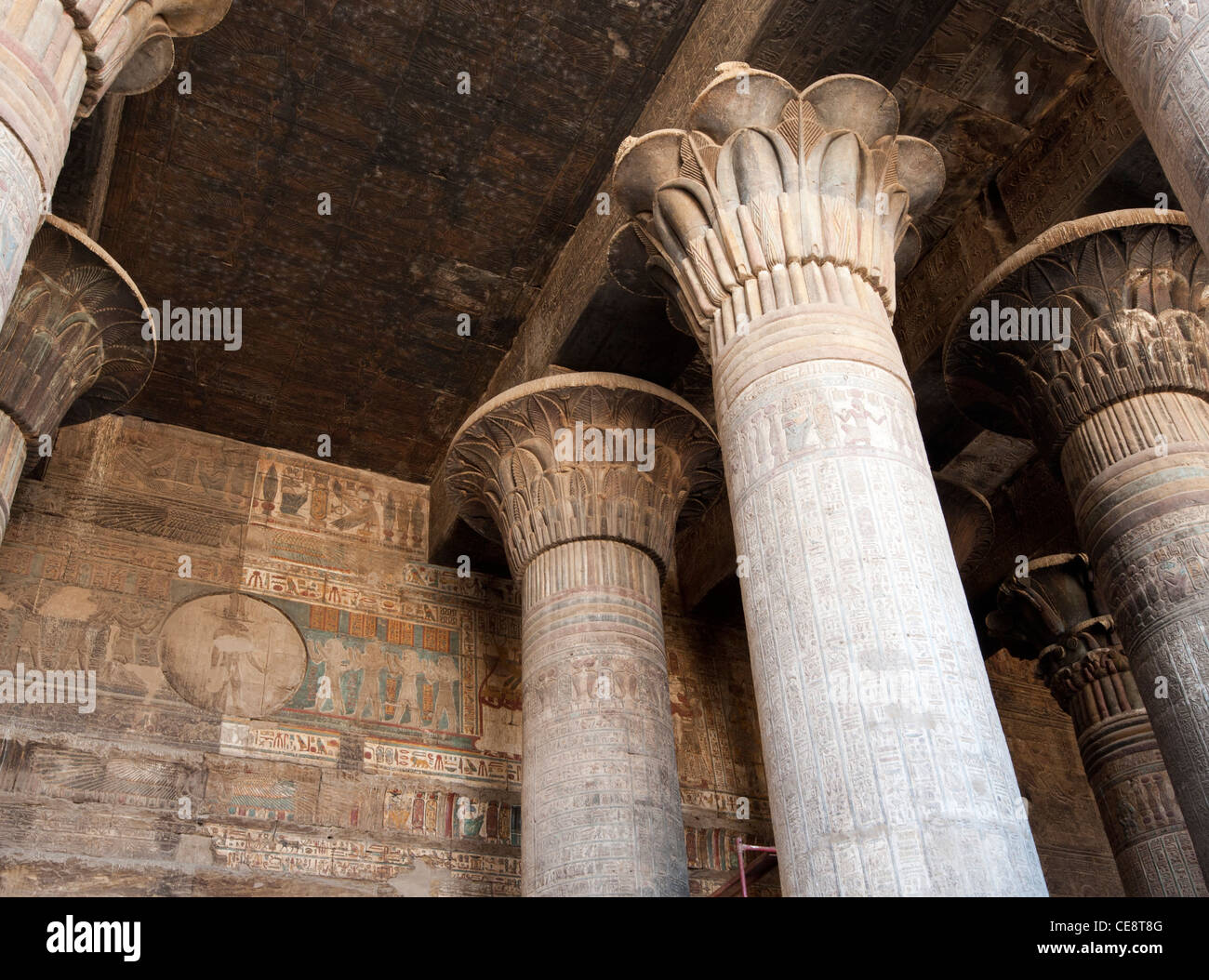 Colonnes de l'ancien temple égyptien de Khnoum à Esna avec sculptures hiéroglyphiques Banque D'Images