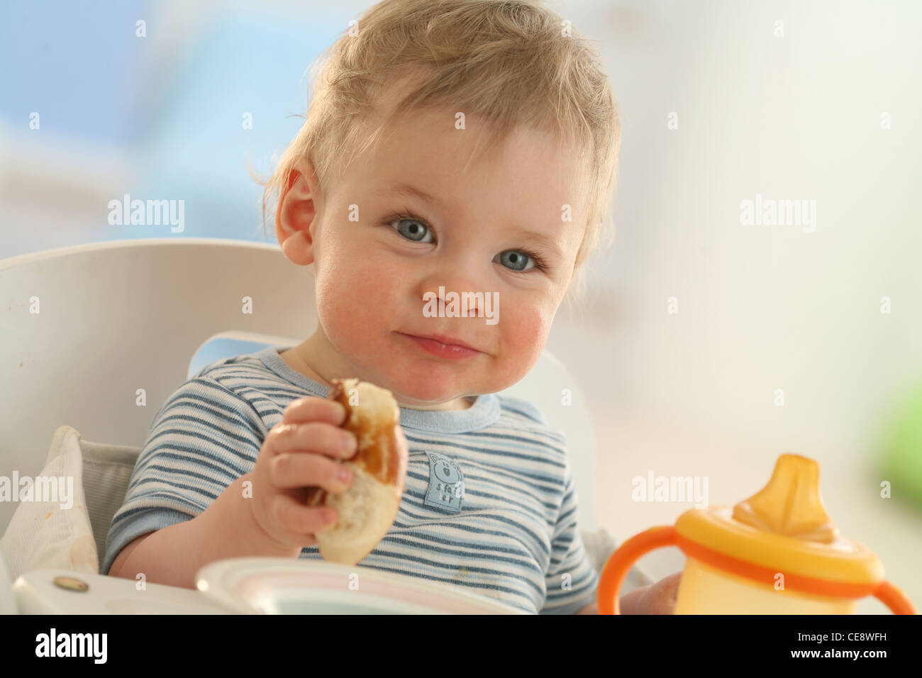 Baby eating at table Banque D'Images