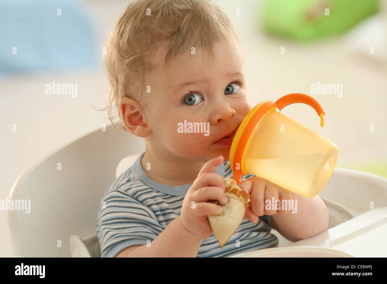 Bébé boire à table Banque D'Images