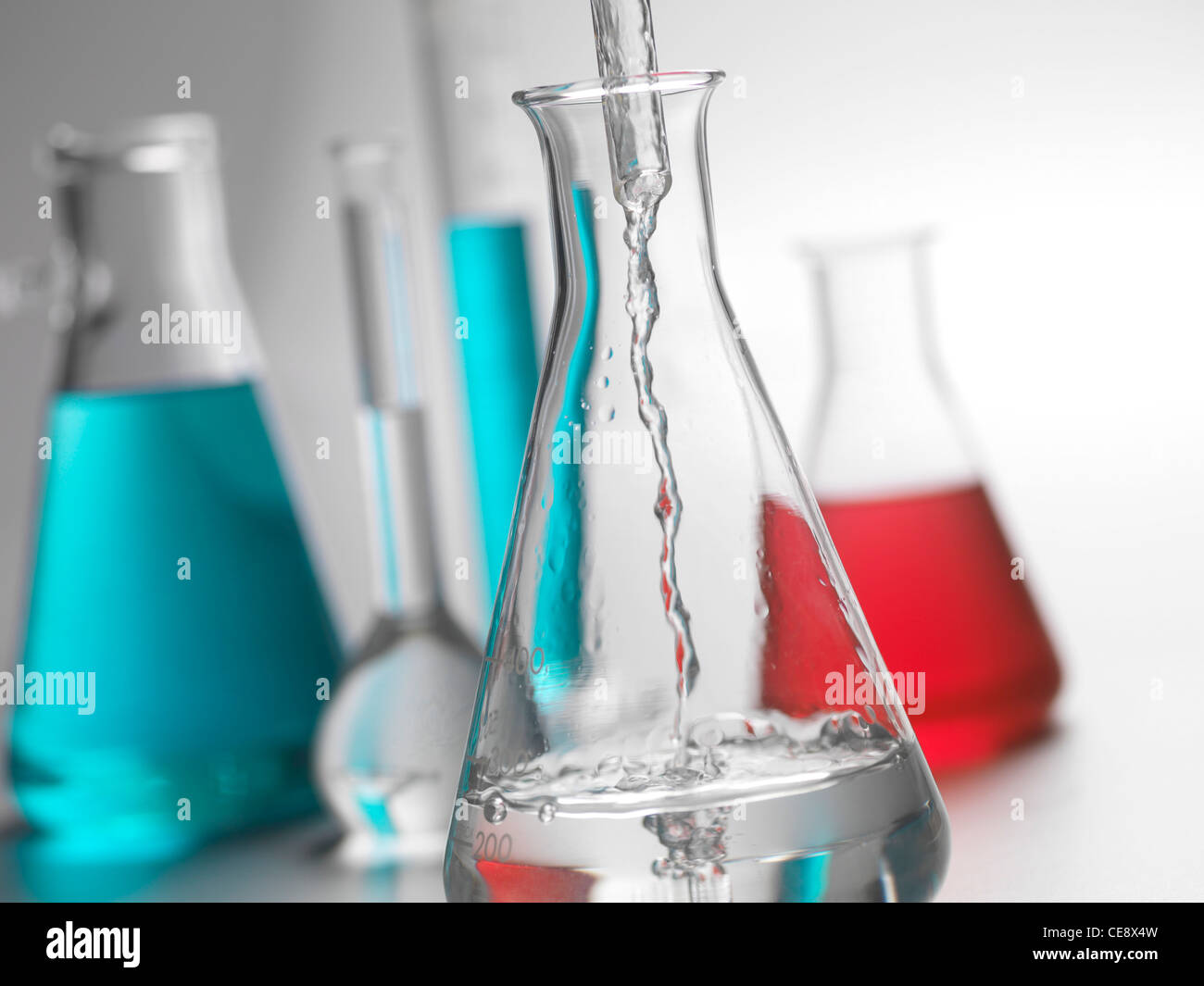 La verrerie de laboratoire. Fluid est versé dans une fiole conique Photo  Stock - Alamy