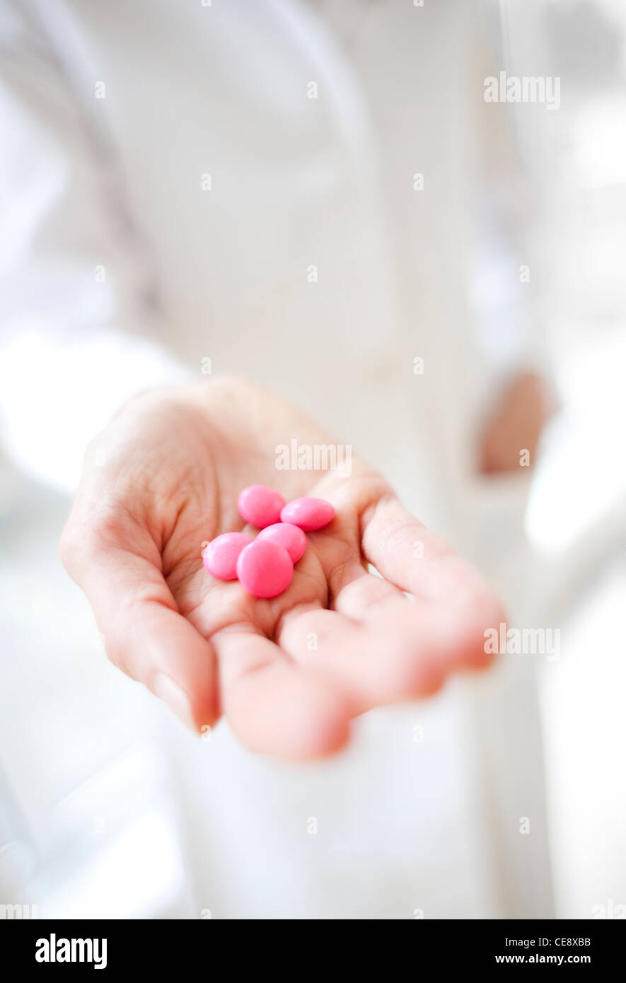 Parution du modèle. Comprimés dans une main du médecin. Banque D'Images
