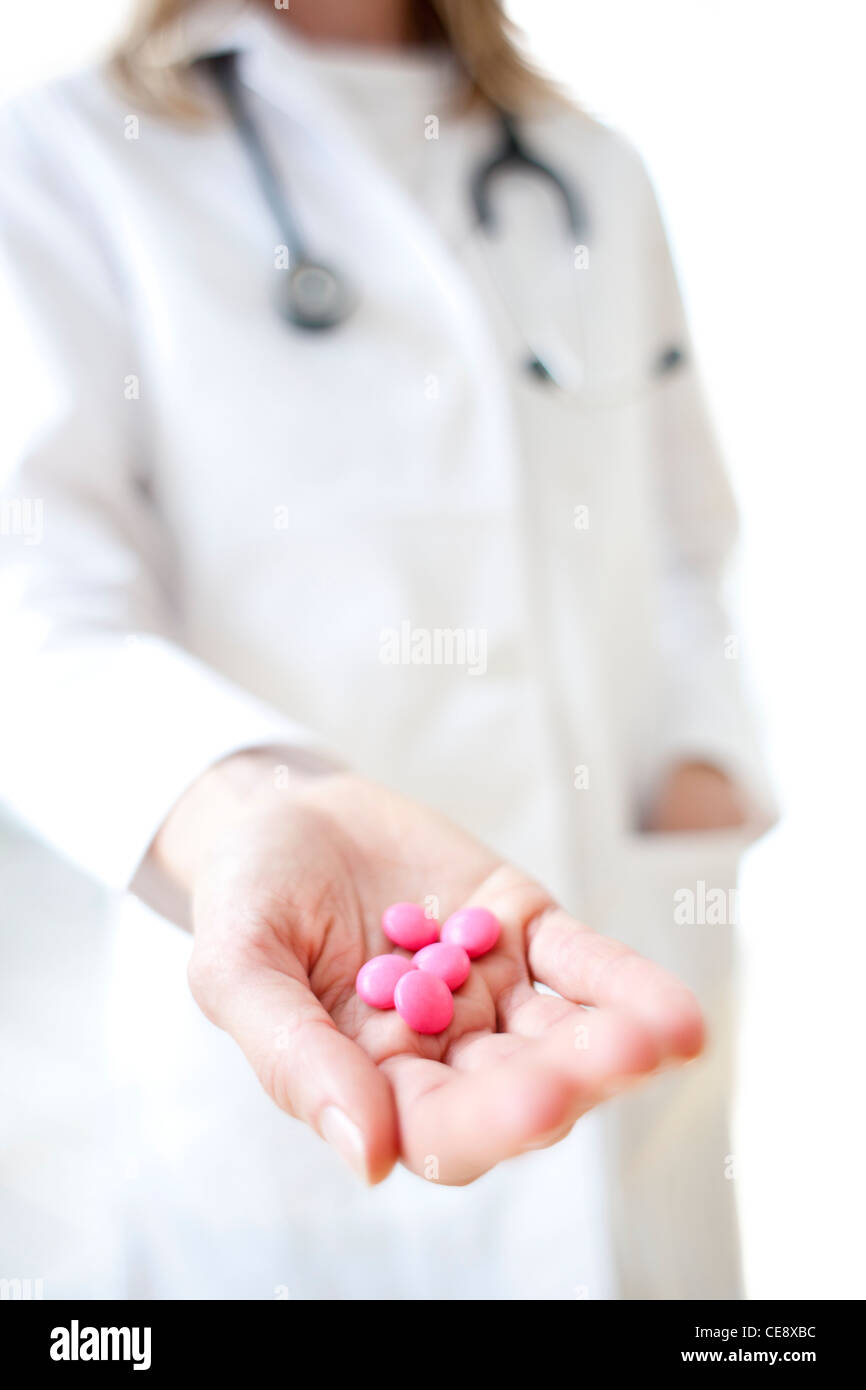 Parution du modèle. Comprimés dans une main du médecin. Banque D'Images
