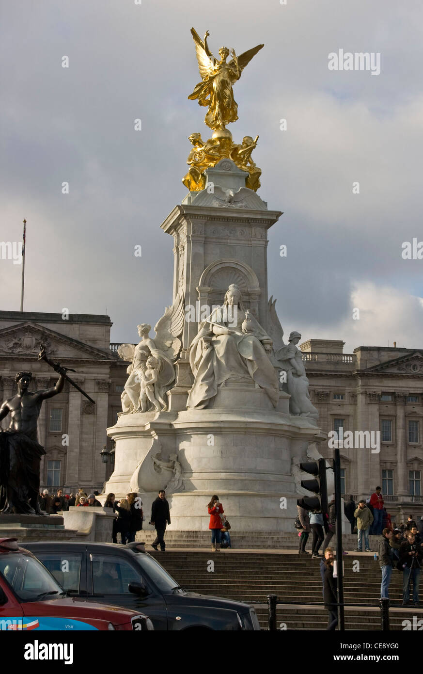 1 e année inscrits en Victoria Memorial par Sir Thomas Brock Buckingham Palace Queen's Gardens Londres Angleterre Europe Banque D'Images