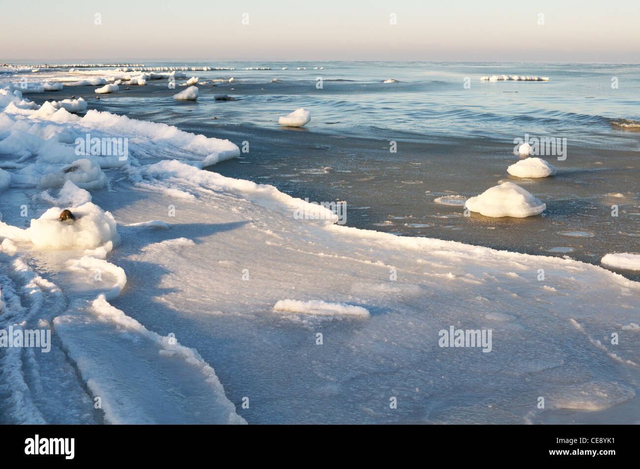 Rive glacée de la mer Baltique en Zelenogradsk(Kranz). La Russie Banque D'Images