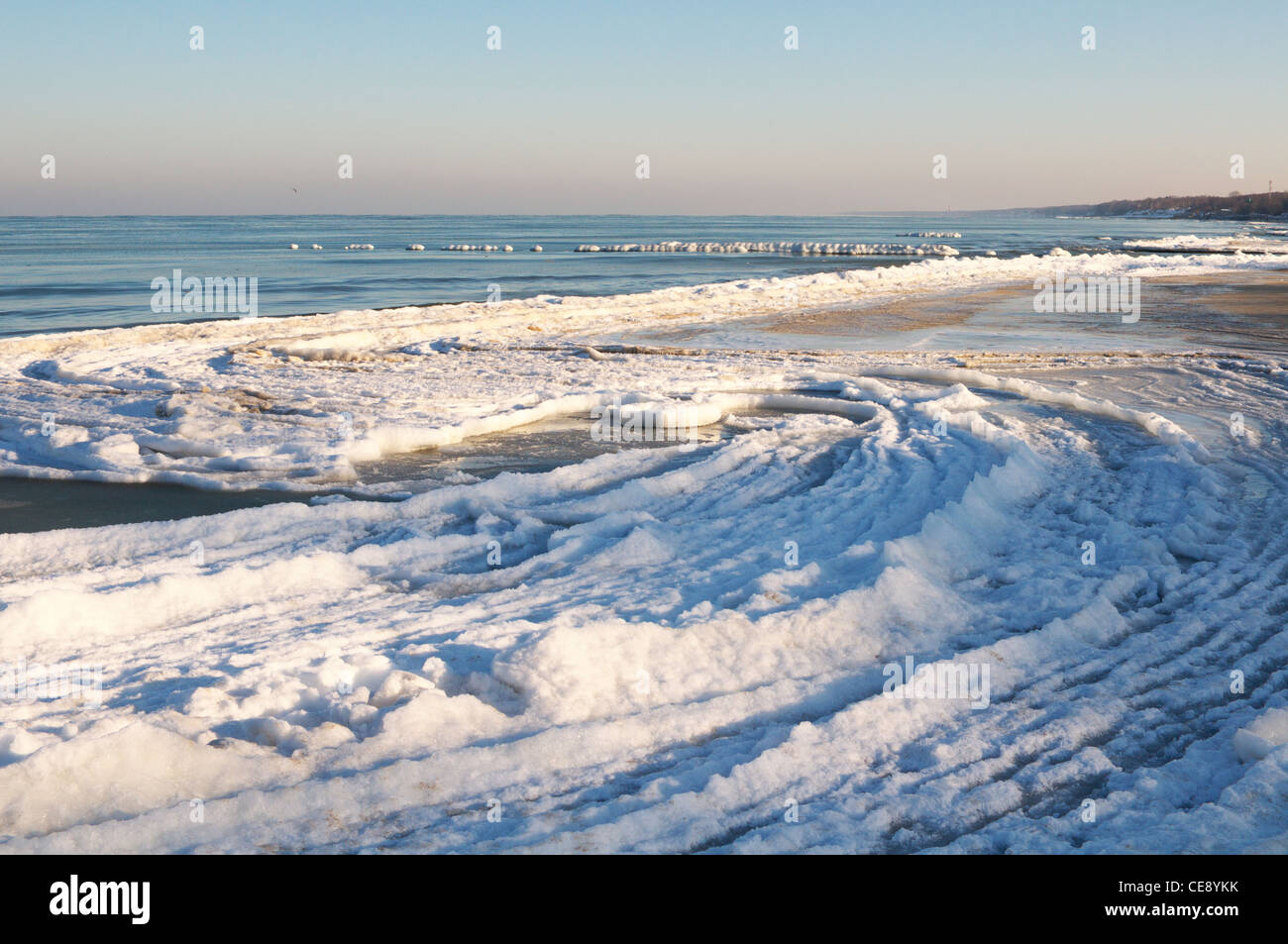 Rive glacée de la mer Baltique en Zelenogradsk(Kranz). La Russie Banque D'Images