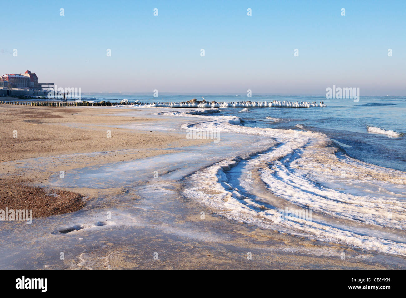 Rive glacée de la mer Baltique en Zelenogradsk(Kranz). La Russie Banque D'Images