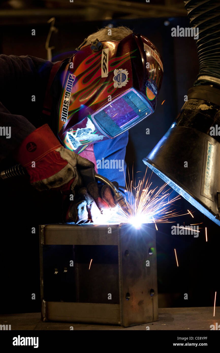 Un métallurgiste à une usine de Coventry au Royaume-Uni la soudure. Banque D'Images