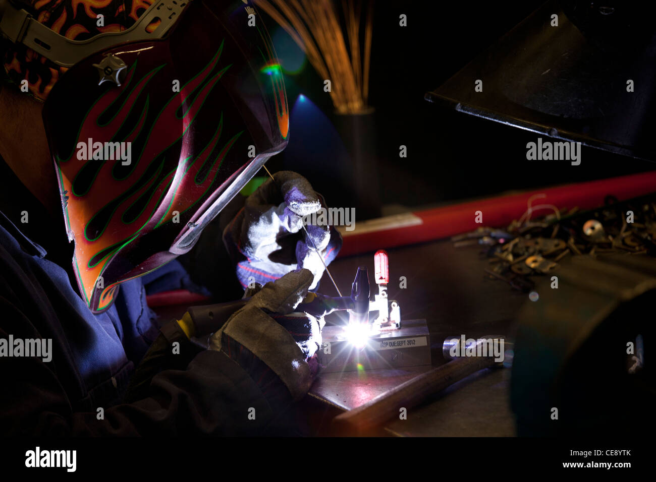 Un métallurgiste à une usine de Coventry au Royaume-Uni la soudure. Banque D'Images