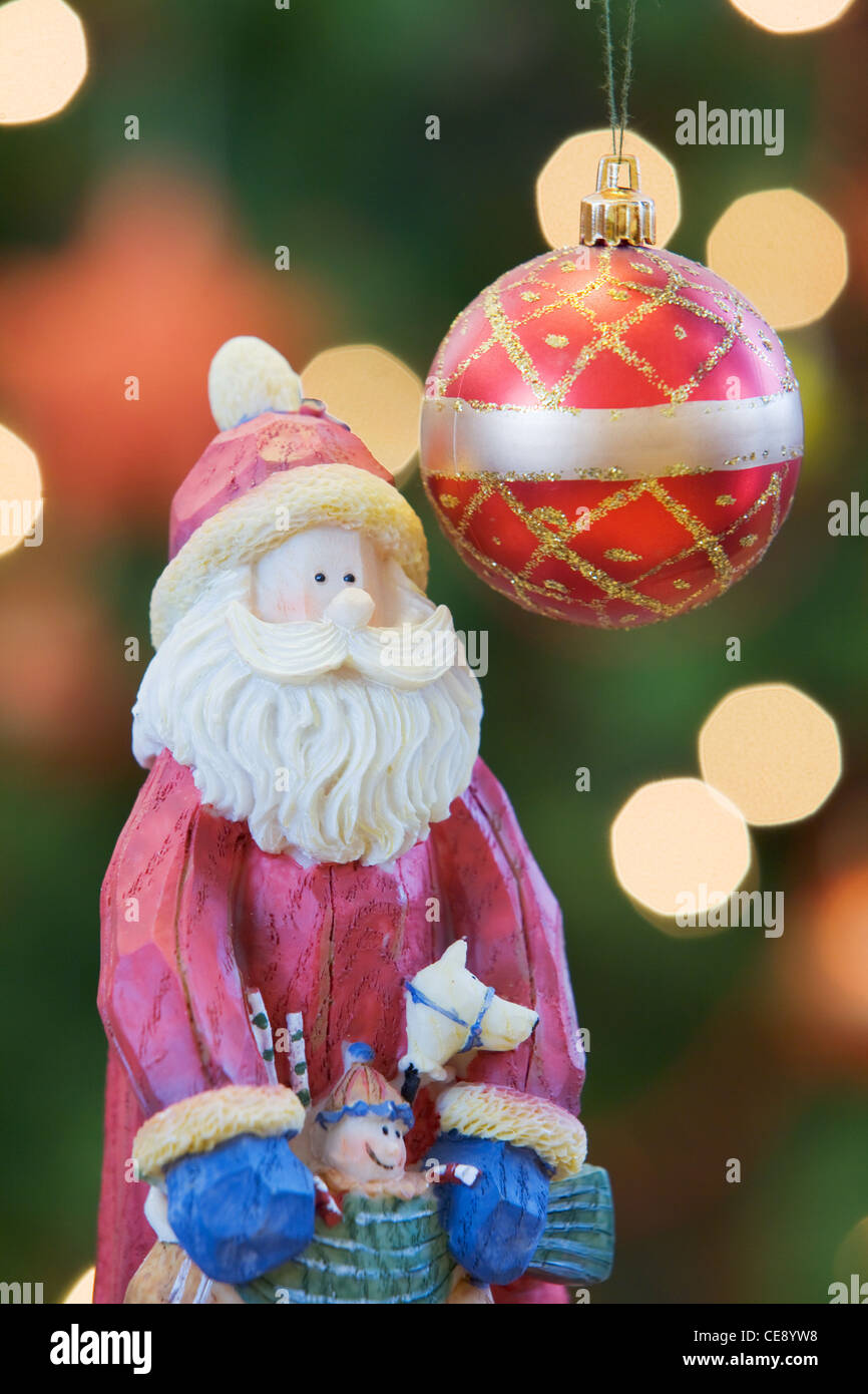 Close up de décorations de Noël en face de lumières sur un arbre de Noël à l'intérieur d'une chambre Banque D'Images