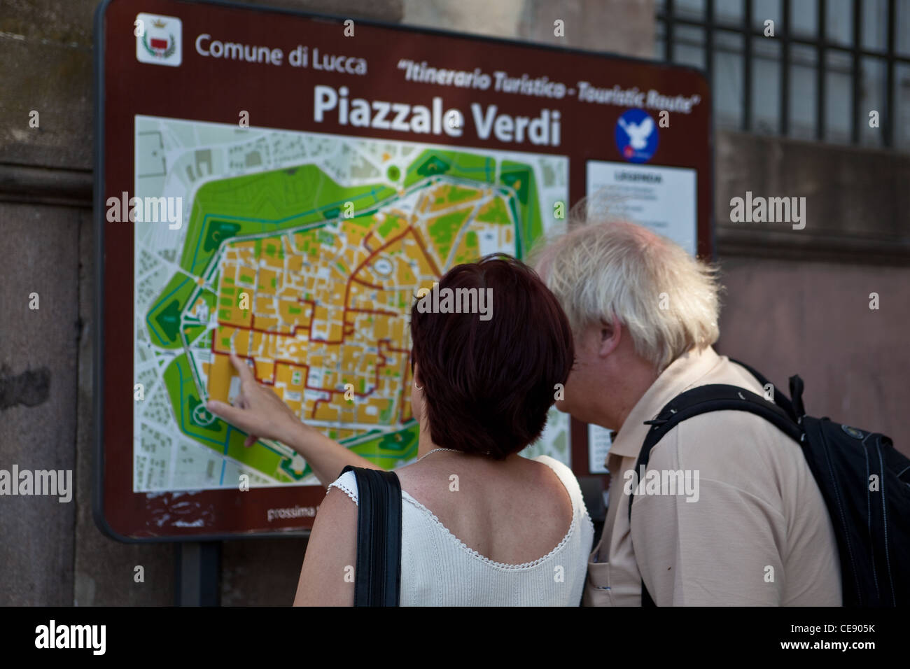 Touristes matures examinant la carte de rue de la ville Lucca Toscane Italie Banque D'Images